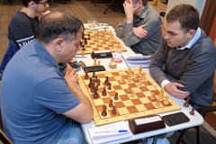 R4, bord 1: José Alonso (links) tegen Peppe de Martino, daarachter op bord 2 Joshua Ekker (links) tegen Henk van Gool