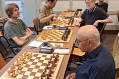 R1: rechts Peter Smith, links Wim Keijsers, daarachter Farouk Stepine (links) tegen Alfred Oberst