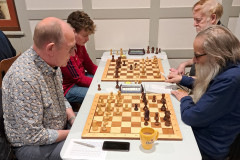 R4: Mart Dael (links) tegen Gerben Oosterbaan, daarachter Valentin Blok (links) tegen Alfred Oberst.