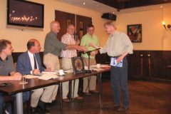 V.l.n.r.: Paul van der Ven, Bas van der Grinten, Ad Burgmans, Piet Thijssen, Geert Hovens en Stephan Thijssen. Stephan krijgt een prijs (boek) voor de eerste plaats in de IC groep 2.