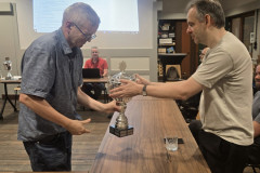 Algemene Ledenvergadering 20250828.  Geert Hovens overhandigt de beker aan Henk van Gool, winnaar van het Venlo Open 2025