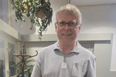 Algemene Ledenvergadering 20250828. John Stikkelbroeck winnaar van de Rapid competitie met zijn prijs