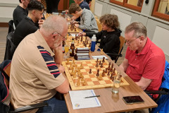 Clubavond 20231005 Hartmut Anders (links) tegen Gerard in 't Veld
