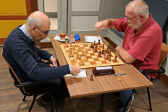 Clubavond 20231012 Peter Smith (links) tegen Harmut Anders