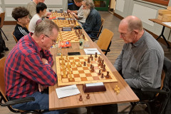Clubavond 20231012 Gerard in 't Veld (links) tegen Mart Dael