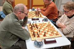 Clubavond 20231214 Johan Jacobs (links) tegen Nico van der Hoogt. Daarachter Peppe de Martino tegen Frank van Overbeek