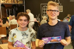 De jeugdige prijswinnaars Siem van Dael (l) en Miki Nieczyporowski