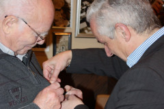 Huldiging Jan op de Laak , gouden bondsspeld door Frank Clevers