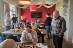 Bas van der Grinten (staand) kijkt toe bij Mart Nabuurs.