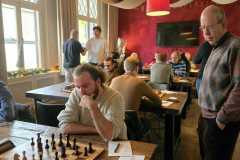 KNSB 20251213 Bas van der Grinten (staand) kijkt toe bij Mart Nabuurs.