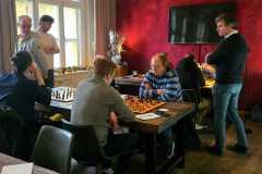 KNSB 20251213. In het midden Carsten Fehmer (met zwart) en staand Joep Nabuurs