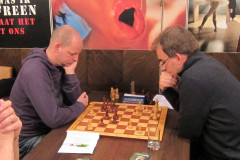 LISB-wedstrijd-2015-11-15 John op de Laat (links aan het bord)
