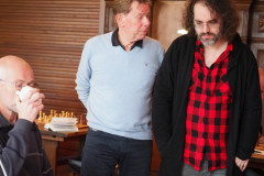 Nico van der Hoogt (Venlo 2, staand links) en Wouter Smeets (DJZ, staand rechts) bekijken de partij van Marc van der Lee (Venlo 2, zittend)