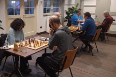 LiSB 20231210 Ololi Alkhazashvili (links) tegen Ruud Lemmers. Foto Rick Wagemakers
