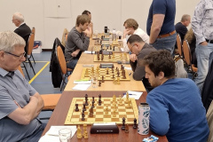 Op bord 1 John Stikkelbroeck (links vooraan met zwart) tegen Matthias Beck