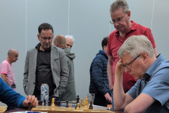 Op bord 1 John Stikkelbroeck (rechts)  tegen Matthias Beck. Staand rechts Gerard in 't Veld