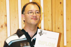 Hans Leenders met oorkonde van het Internationale Schaaktoernooi in Praag