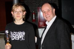 Jos Gijzen, Campusdirecteur College Den Hulster, overhandigt de beker aan Egbert Clevers, winnaar A groep PJKL 2009