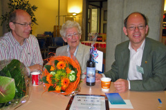 Erelid Bas van der Grinten (rechts) en familie