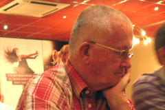 Jos Kempen met zijn kenmerkende pose en biertje