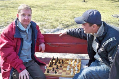 Kim Clabbers (links) in een schaakpartij in een park in Oekraïne