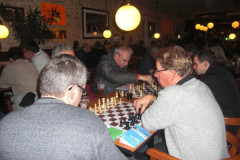 Tata 2012 Nachtelijke analyse in Café De Zon in Wijk aan Zee (foto Bertram Lietz)