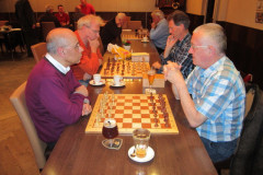 Voorjaarsvergadering 20120503 Na afloop Peter Smith (links) tegen Jos Kempen