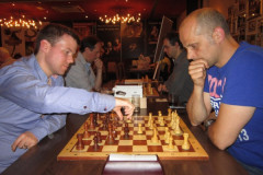 4 juli 2013 Eerste ronde Zomertoernooi: dagwinnaar Dirk Bergmans (l) tegen Maarten Toll