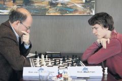 Bas tegen Nick Maatman in de eerste ronde, foto uit de Leeuwarder Courant van 17 november 2014