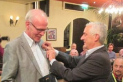 Frank Clevers reikt de onderscheiding van het erelidmaatschap LiSB uit