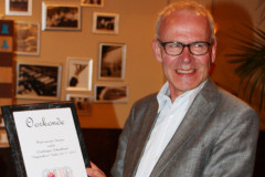 Paul van der Sterren met de oorkonde van het erelidmaatschap LiSB