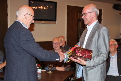 Paul van der Sterren krijgt een gift van voorzitter Ad Burgmans