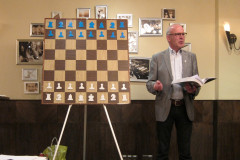 Aansluitend op het erelidmaatschap besprak Paul zijn spectaculaire winstpartij tegen Victor Kortsjnoi