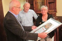Ad Burgmans (links) overhandigt oorkonde aan Piet Thijssen bij erelidmaatschap 20140828