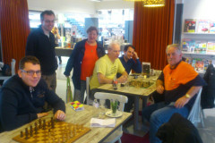 Schaakcafé in Leescafé 't Begienke, met o.a. Henk van Gool (2e van links) en Peter Timmermans (4e van links)