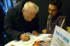 Tata Chess 2015 Thijmen Smith die Peter Timmermans inschrijft voor een abonnement op New in Chess.