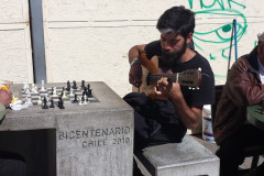 Zef Hendriks op een openbare schaakplek in Valparaíso (Chili), 2 september 2016. De tegenstander speelde ook nog gitaar.