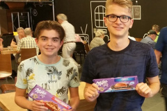 De jeugdige prijswinnaars Siem van Dael (l) en Miki Nieczyporowski
