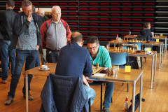 De partij van de twee grootmeesters Ruud Janssen (op de rug gezien) en Andrei Orlov eindigde in remise. Geert Hovens en Jan op de Laak kijken toe.