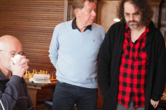 Nico van der Hoogt (Venlo 2, staand links) en Wouter Smeets (DJZ, staand rechts) bekijken de partij van Marc van der Lee (Venlo 2, zittend)