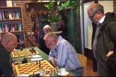 Als laatste was John de Laat (links) nog bezig zijn tegen Hartmut Anders tot winst te brengen (foto website SV Tegelen)