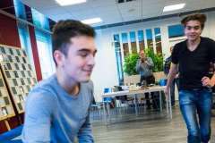 Siem (rechts) in een spelletje 'condition chess' met Robby Kevlishvili. Foto van toernooiwebsite.