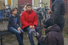 Siem en Sergey op het bankje voor de speelhal De Moriaan tijdens het interview (Foto San van Dael).