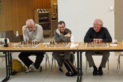 Simultaan Tea Lanchava: in het midden Henk van Gool