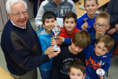 Hub van Spijk reikt de bokaal voor de verenigingsprijs uit aan spelers van SV Tegelen