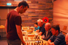 Dirk Bergmans (rechts zittend) wint van Maarten