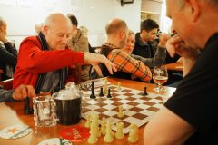 Piet Thijssen (links) tegen Hans van Mulekom in Dorpshuis de Moriaan