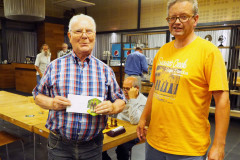 Jan op de Laak (links) ontvangt van wedstrijdleider Geert Hovens de eerste prijs in de B groep van het zomersnelschaaktoernooi op donderdag 2 augustus 2018