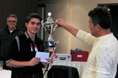 Guido Boots, voorzitter van SV Horst '76, reikt de eerste prijs uit aan Siem, foto website LiSB