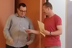 Frans Hol krijgt de ratingprijs uit handen van Paul Peters